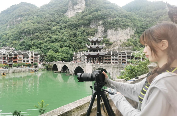 1图为实践队员在青龙洞取景拍摄 通讯员 宋心蕊 摄.png