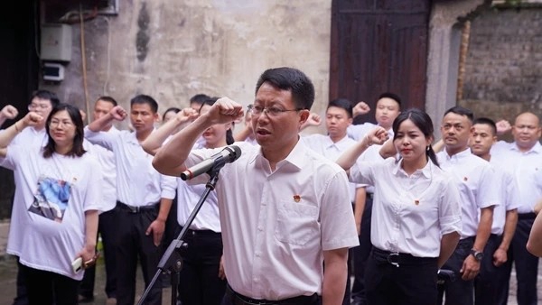 县委书记龙家胜领誓.jpg 县委书记龙家胜领誓.jpg