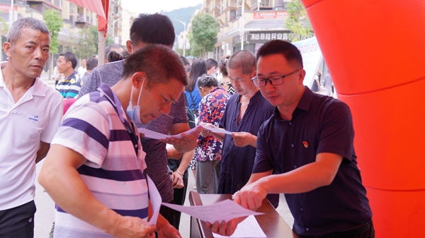 2021.7.29现场招聘会(咨询图片))_副本.jpg 2021.7.29现场招聘会(咨询图片))_副本.jpg