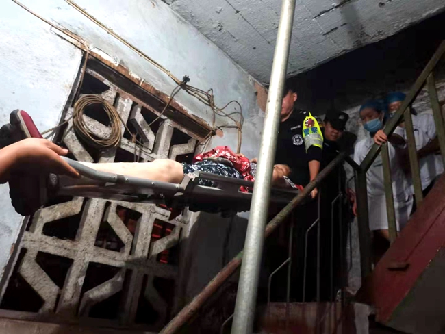 镇远警、医联合救助摔倒受伤老人 (2).jpg