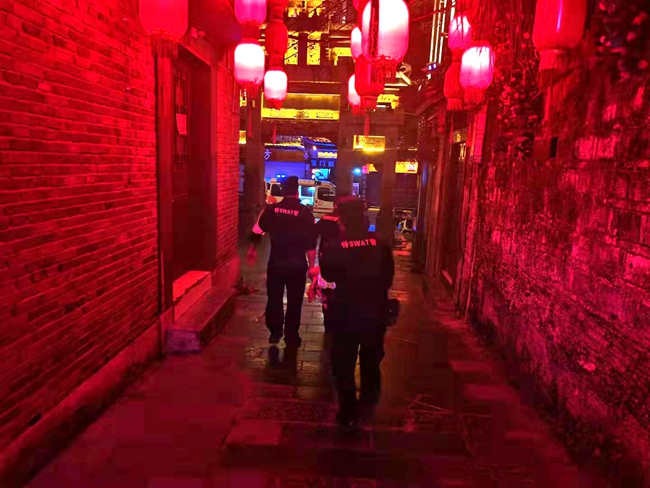 镇远警、医联合救助摔倒受伤老人 (3).jpg