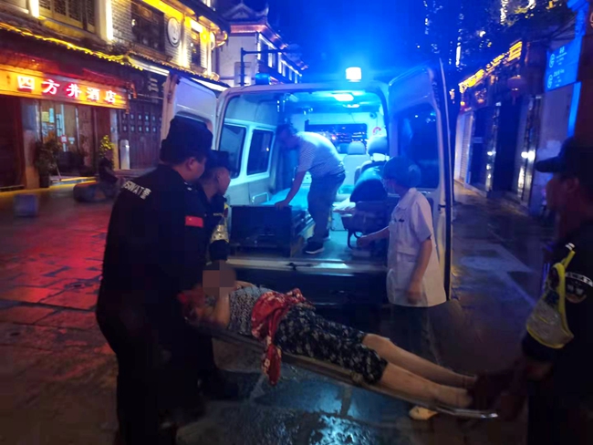 镇远警、医联合救助摔倒受伤老人 (4).jpg