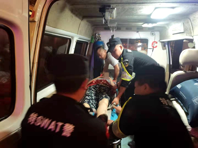 镇远警、医联合救助摔倒受伤老人 (5).jpg