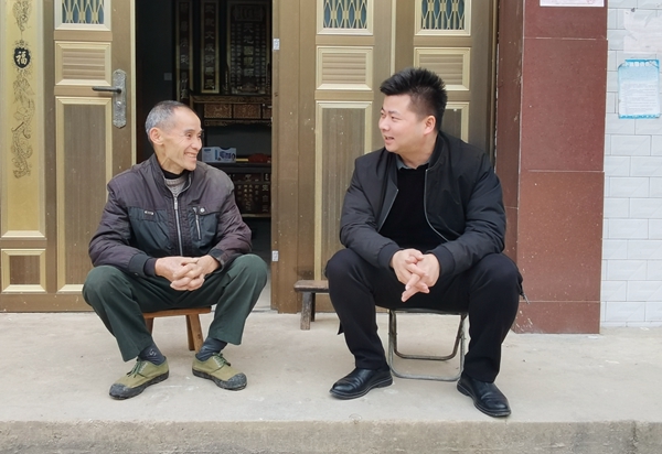 1.图为镇远县羊坪镇党委书记杨义昌到该镇石宝塘村芭蕉组走访看望脱贫户_副本.jpg 1.图为镇远县羊坪镇党委书记杨义昌到该镇石宝塘村芭蕉组走访看望脱贫户_副本.jpg