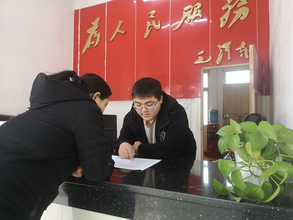 2.图为镇远县羊坪镇社会事务办工作员韦粟元正在接待来访群众耐心解释农村低保政策_副本.jpg 2.图为镇远县羊坪镇社会事务办工作员韦粟元正在接待来访群众耐心解释农村低保政策_副本.jpg
