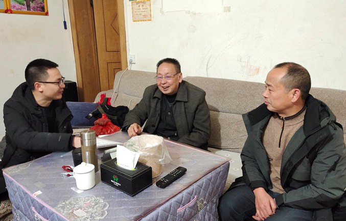 镇远法院开展走访慰问活动3.jpg 镇远法院开展走访慰问活动3.jpg