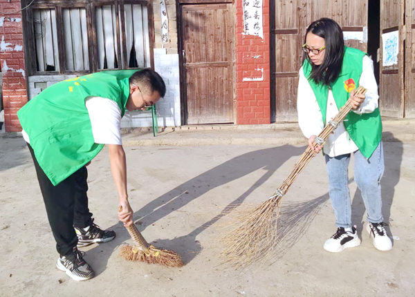 志愿者帮助农户打扫卫生1_副本.jpg