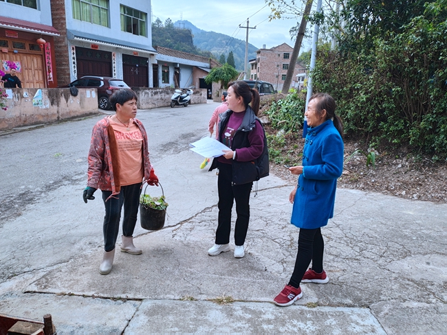 杨再燕开展入户走访 (3).jpg 杨再燕开展入户走访 (3).jpg