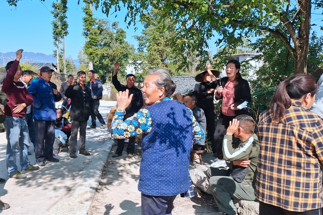 杨再燕在组织群众召开院坝会.jpg 杨再燕在组织群众召开院坝会.jpg