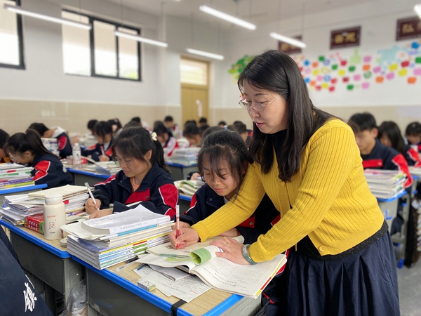 王宇老师了解学生学习情况_副本.jpg 王宇老师了解学生学习情况_副本.jpg