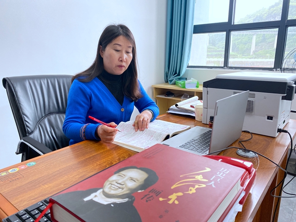 王宇老师在备课_副本.jpg 王宇老师在备课_副本.jpg
