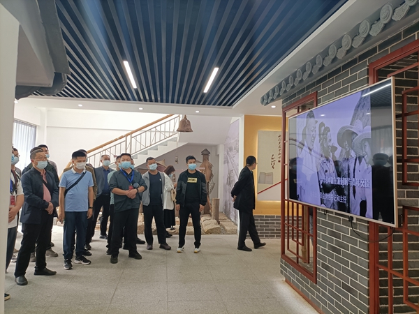 图为，该县党政干部赴广州市良口镇米埗村考察学习_副本.jpg