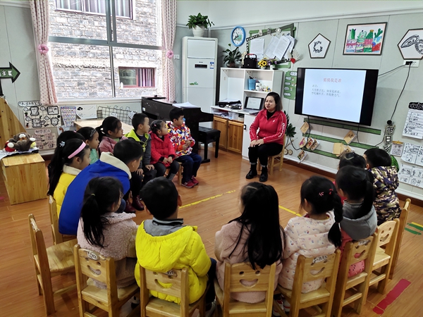 组织学生开展语言活动.jpg 组织学生开展语言活动.jpg
