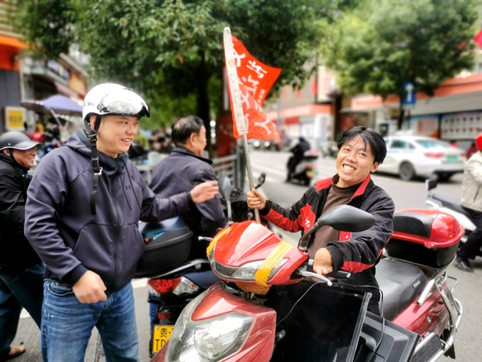 镇远县公安局交警大队开展文明交通志愿者活动.jpg 镇远县公安局交警大队开展文明交通志愿者活动.jpg