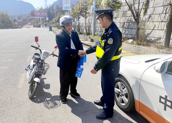 2023年3月9日,S25沿榕高速石阡收费站,驾驶员向执法人员表示感谢,贵州省交通运输综合行政执法七支队六大队(范俊 摄) (2)_副本.jpg 2023年3月9日,S25沿榕高速石阡收费站,驾驶员向执法人员表示感谢,贵州省交通运输综合行政执法七支队六大队(范俊 摄) (2)_副本.jpg
