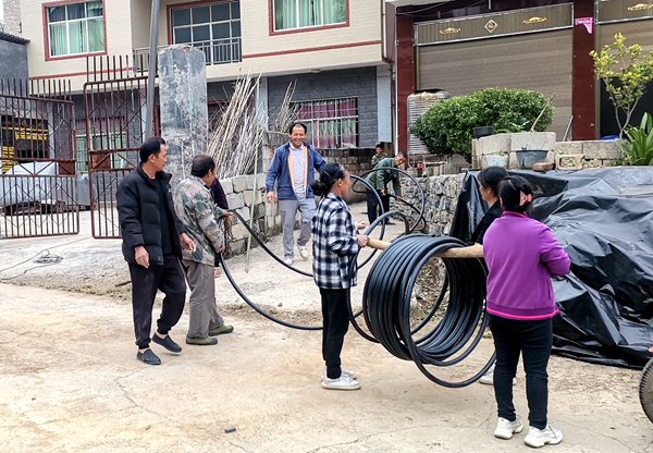 村民抬水管_副本.jpg 村民抬水管_副本.jpg