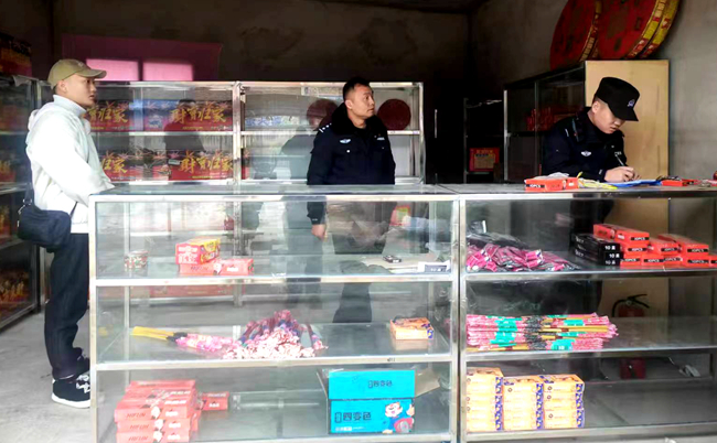 曾鹏所长开展九小场所安全检查_副本.jpg 曾鹏所长开展九小场所安全检查_副本.jpg