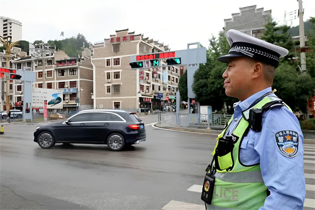 唐宗品在岗执勤中.jpg 唐宗品在岗执勤中.jpg