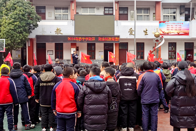 镇远县公安局组织民警到学校开展法治宣讲_副本.png