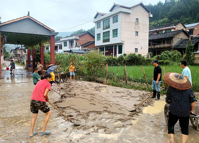 6月30日，蕉溪镇群众开展道路清淤工作_副本.jpg