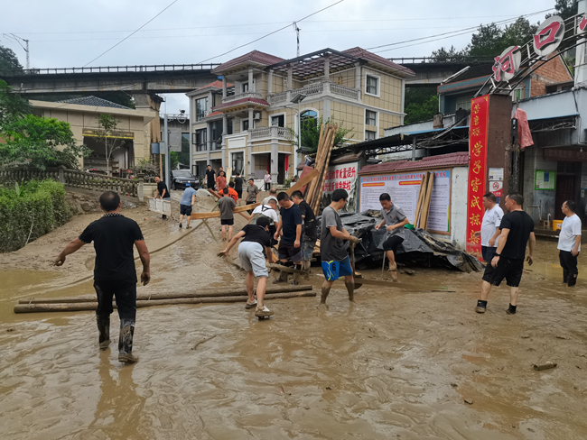 7月1日，蕉溪镇河口小学清淤现场_副本.jpg