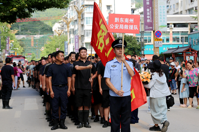 群众欢送黔东南州公安局救援队 (3)_副本.jpg