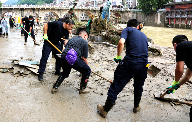 黔东南州公安局救援队在镇远抢险救援，帮助重建家园 (3)_副本.jpg