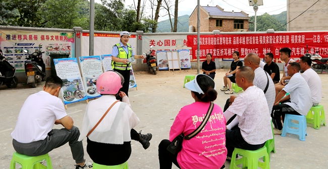 镇远县公安民警与群众召开“坝坝会” (1)_副本.jpg