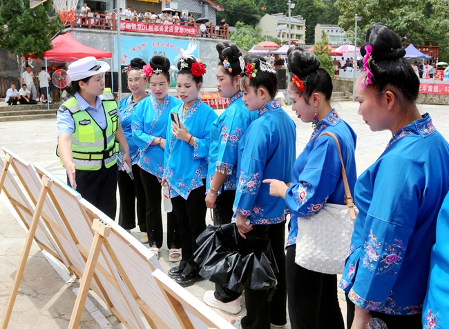 镇远县公安民警讲解图片展板 (2)_副本.jpg