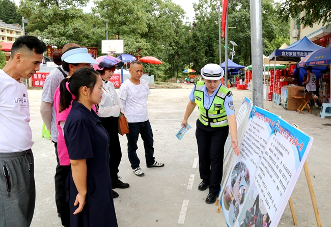 镇远县公安民警讲解图片展板_副本.jpg