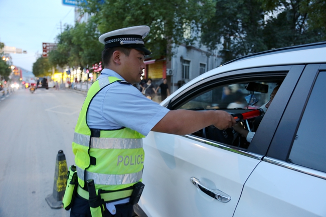 镇远县公安局民辅警查酒驾_副本.jpg