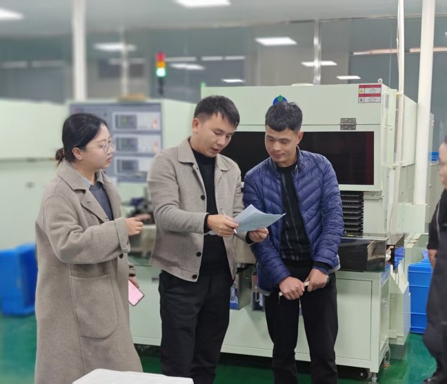 黔东经开区企业服务专员到企业生产一线收集问题.jpg 黔东经开区企业服务专员到企业生产一线收集问题.jpg