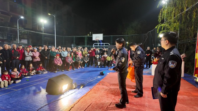 镇远县公安局组织民警到东城社区文艺汇演晚会上开展法治宣讲 (1).jpg