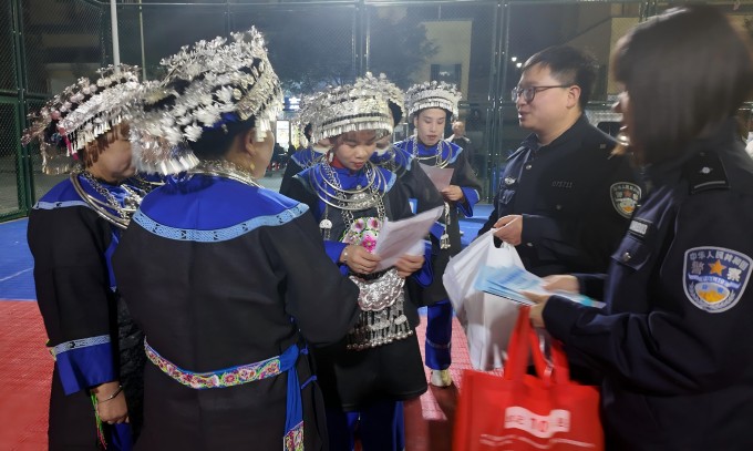 镇远县公安局组织民警到东城社区文艺汇演晚会上开展法治宣讲 (3).jpg