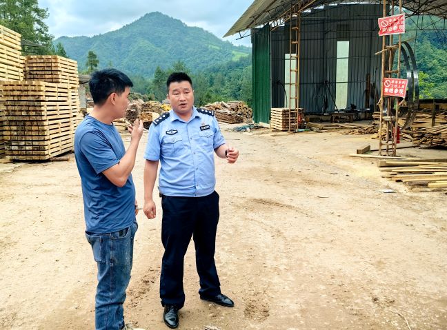 民警到企业开展安全生产宣传.jpg 民警到企业开展安全生产宣传.jpg