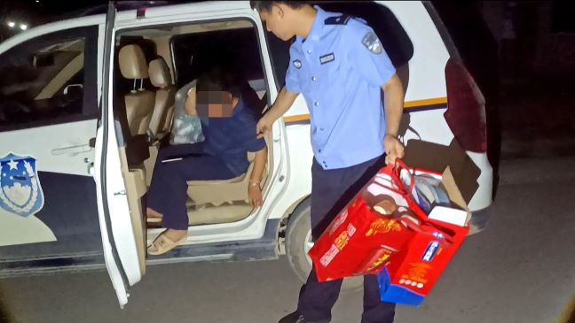 深夜送智力障碍村民回家.jpg 深夜送智力障碍村民回家.jpg