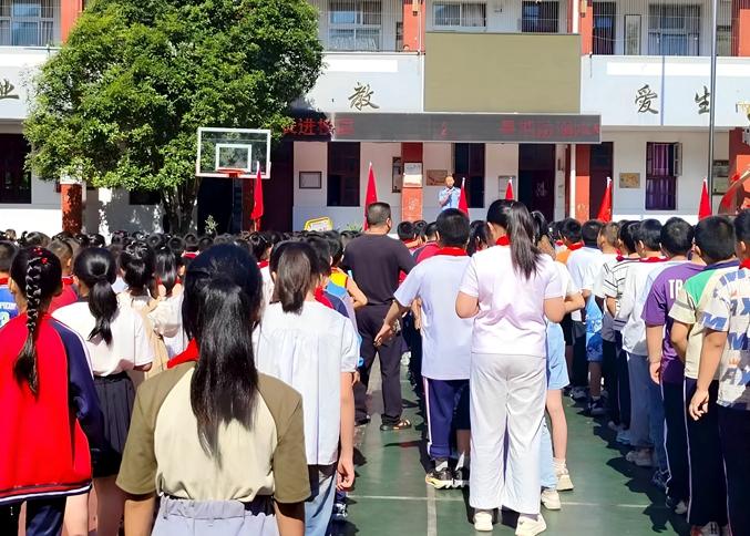 蕉溪派出所民警开展防溺水宣传.jpg 蕉溪派出所民警开展防溺水宣传.jpg