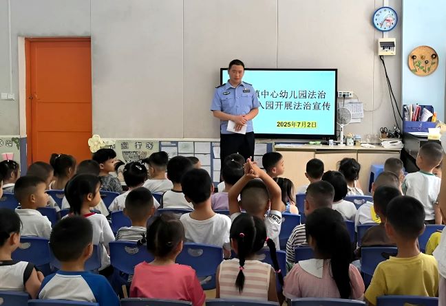 羊坪派出所民警开展防溺水宣传.jpg 羊坪派出所民警开展防溺水宣传.jpg