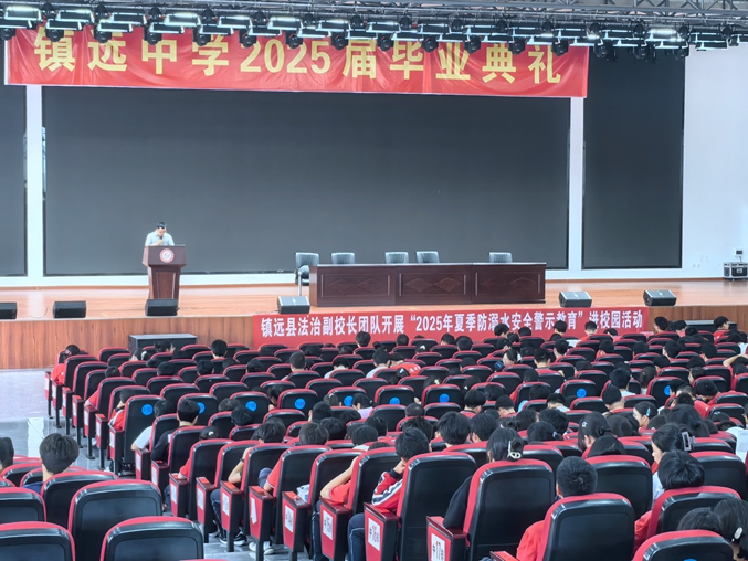 镇远中学教师讲授防溺水知识(吴静 摄影).jpg 镇远中学教师讲授防溺水知识(吴静 摄影).jpg