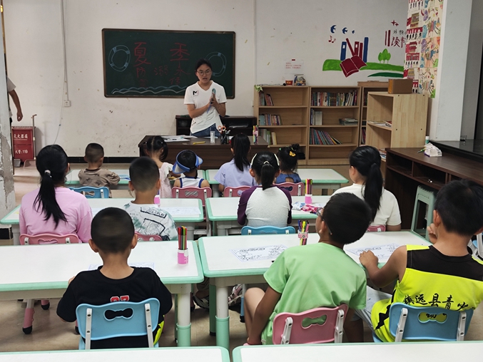 幼儿园教师正在向学习讲解防溺水知识(杨子力 摄影).jpg 幼儿园教师正在向学习讲解防溺水知识(杨子力 摄影).jpg