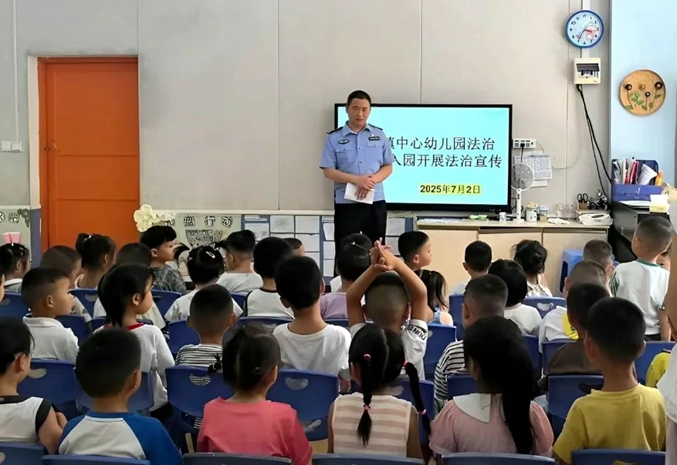 民警走进校园讲授防溺水知识(龙冠宇 摄影(.jpg 民警走进校园讲授防溺水知识(龙冠宇 摄影(.jpg