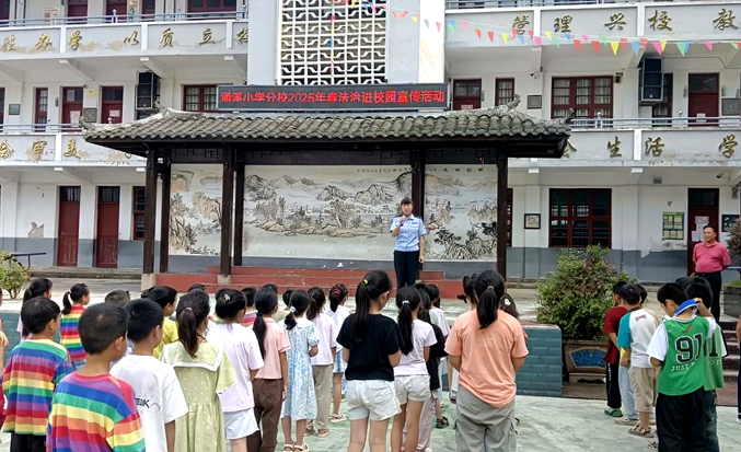 涌溪派出所开展“放学最后一课”安全宣传.png 涌溪派出所开展“放学最后一课”安全宣传.png