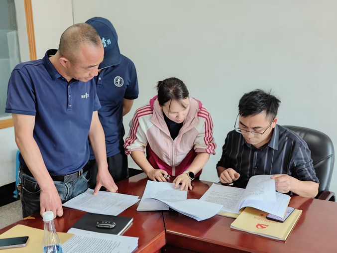 党建指导员深入企业指导完善党建工作制度.jpg 党建指导员深入企业指导完善党建工作制度.jpg