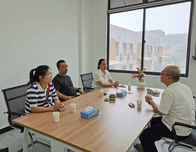 主要领导深入企业走访收集企业意见.jpg 主要领导深入企业走访收集企业意见.jpg