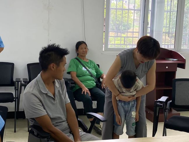 活动现场医护人员教急救知识.jpg