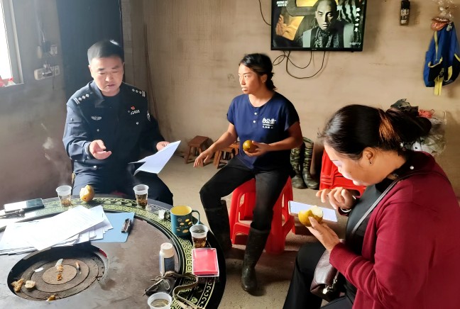 走访群众,警民恳谈,解决交通安全问题.jpg 走访群众,警民恳谈,解决交通安全问题.jpg