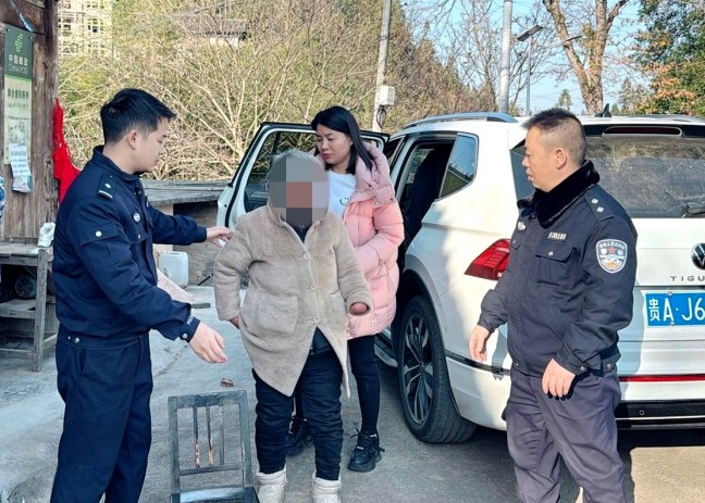 民警找到老人，将其安全送回家中.jpg