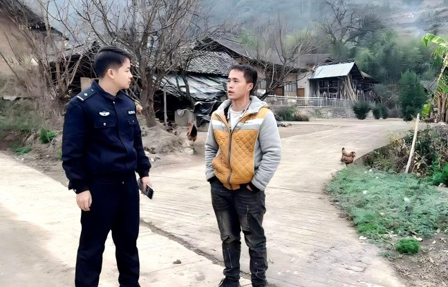 民警走村入户询问1.jpg