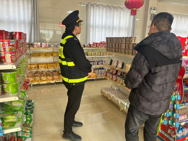 2026年1月12日，S25沿榕高速思剑段镇远片区管段，白杨坪服务区，贵州省交通运输综合行政执法七支队六大队,执法人员检查商品同城同价情况，贵州省交通运输综合行政执法七支队六大队（马威 摄）.jpg