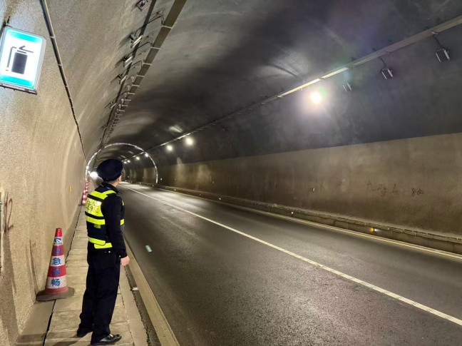 2026年1月12日，S25沿榕高速思剑段镇远片区管段，白杨坪服务区，贵州省交通运输综合行政执法七支队六大队,执法人员检查隧道照明设施，贵州省交通运输综合行政执法七支队六大队（马威 摄）.jpg